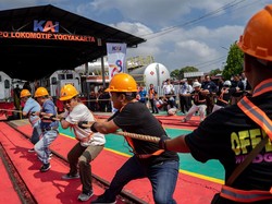 Unik! Lomba Tarik Lokomotif Seberat 80 Ton di Jogja
