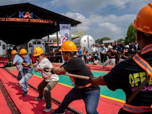 Unik! Lomba Tarik Lokomotif Seberat 80 Ton di Jogja Unik! Lomba Tarik Lokomotif Seberat 80 Ton di Jogja