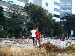 Potret Lahan Kosong Ibu Kota Jadi Lokasi Bermain Anak-anak