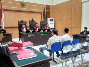 Hakim Cecar Perhutani Soal Simpulan Tambang Ilegal di Sukabumi Hakim Cecar Perhutani Soal Simpulan Tambang Ilegal di Sukabumi