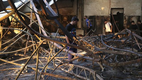 Penampakan Puing-puing Kebakaran Maut Pesta Pernikahan di Irak