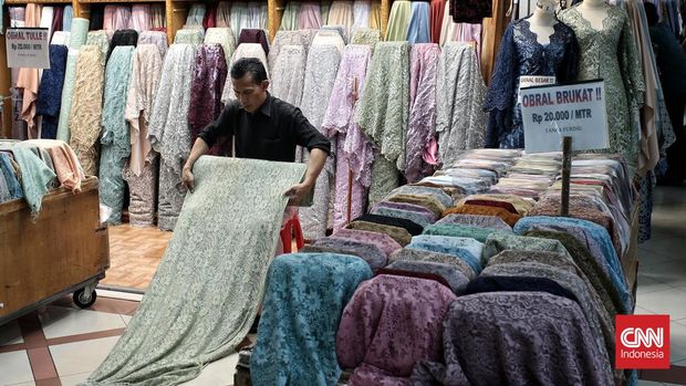 Aktivitas perdagangan di Blok A Pasar Tanah Abang, Jakarta, Rabu (27/9/2023). (CNN Indonesia/Andry Novelino)