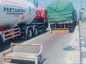 Ada Truk Gandeng Mogok, Arus Jalan Jogja-Solo Mlese Klaten Tersendat Ada Truk Gandeng Mogok, Arus Jalan Jogja-Solo Mlese Klaten Tersendat
