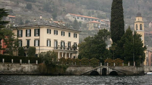View of George Clooney's Italian house, Villa Oleandra, situated on Lake Como's south-western shores, in Laglio, just 5 Kms from Cernobbio, 18 March 2006. US film stars Brad Pitt and Angelina Jolie are rumored to be planning their wedding today at Clooney's villa. (Photo by GIUSEPPE CACACE / AFP)