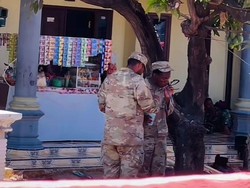 Viral Tentara Amerika Jajan Es di Warung, Gerah Banget Ya Bang?