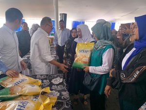 Kunjungan Kerja ke Bandung, Zulhas Kembali Traktir Sembako untuk Warga