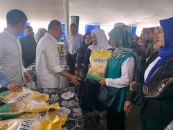 Kunjungan Kerja ke Bandung, Zulhas Kembali Traktir Sembako untuk Warga