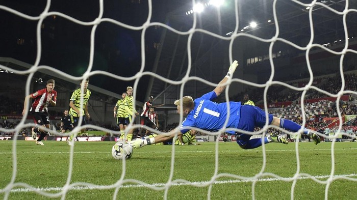 Soccer Football - Carabao Cup - Third Round - Brentford v Arsenal - Brentford Community Stadium, London, Britain - September 27, 2023 Arsenals Aaron Ramsdale makes a save REUTERS/Tony Obrien NO USE WITH UNAUTHORIZED AUDIO, VIDEO, DATA, FIXTURE LISTS, CLUB/LEAGUE LOGOS OR LIVE SERVICES. ONLINE IN-MATCH USE LIMITED TO 45 IMAGES, NO VIDEO EMULATION. NO USE IN BETTING, GAMES OR SINGLE CLUB/LEAGUE/PLAYER PUBLICATIONS.
