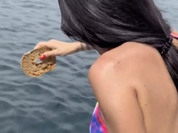 Cara Konyol Ariel Nikmati Makanan di Tengah Lautan