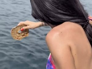 Cara Konyol Ariel Nikmati Makanan di Tengah Lautan Cara Konyol Ariel Nikmati Makanan di Tengah Lautan