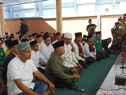 Anies-Cak Imin Ziarah ke Makam Pendiri Ponpes Darussalam Blokagung Banyuwangi