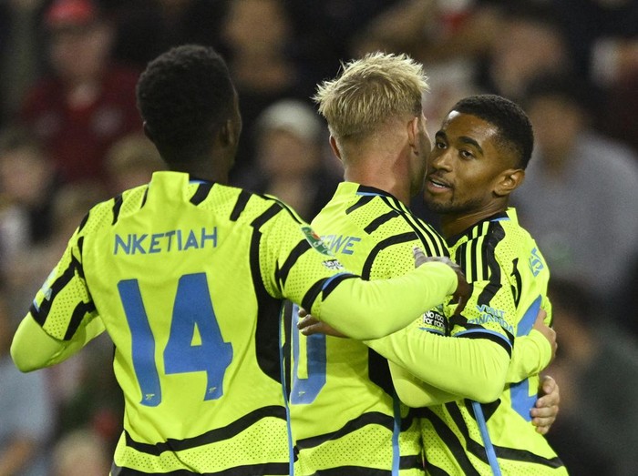Soccer Football - Carabao Cup - Third Round - Brentford v Arsenal - Brentford Community Stadium, London, Britain - September 27, 2023 Arsenal's Reiss Nelson celebrates scoring their first goal with Emile Smith Rowe and Eddie Nketiah REUTERS/Tony Obrien NO USE WITH UNAUTHORIZED AUDIO, VIDEO, DATA, FIXTURE LISTS, CLUB/LEAGUE LOGOS OR 'LIVE' SERVICES. ONLINE IN-MATCH USE LIMITED TO 45 IMAGES, NO VIDEO EMULATION. NO USE IN BETTING, GAMES OR SINGLE CLUB/LEAGUE/PLAYER PUBLICATIONS.