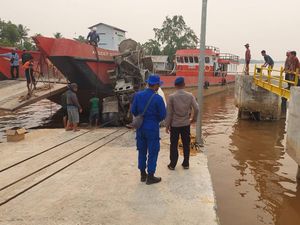 Truk Molen Jatuh ke Sungai di Barito Kuala gegara Gagal Nanjak di Dermaga