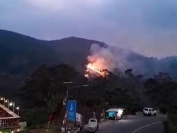 Warga-Relawan Berjibaku Padamkan Kebakaran Bukit Mongkrang