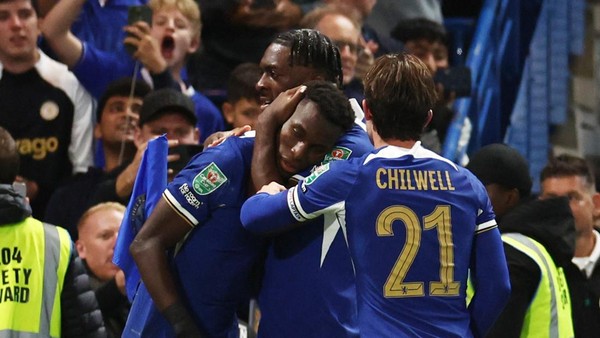 Soccer Football - Carabao Cup - Third Round - Chelsea v Brighton & Hove Albion - Stamford Bridge, London, Britain - September 27, 2023 Chelseas Nicolas Jackson celebrates scoring their first goal with with Axel Disasi and Ben Chilwell REUTERS/Toby Melville NO USE WITH UNAUTHORIZED AUDIO, VIDEO, DATA, FIXTURE LISTS, CLUB/LEAGUE LOGOS OR LIVE SERVICES. ONLINE IN-MATCH USE LIMITED TO 45 IMAGES, NO VIDEO EMULATION. NO USE IN BETTING, GAMES OR SINGLE CLUB/LEAGUE/PLAYER PUBLICATIONS.