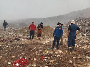 Hujan Turun, Kebakaran TPA Sarimukti Padam Seluruhnya Hujan Turun, Kebakaran TPA Sarimukti Padam Seluruhnya