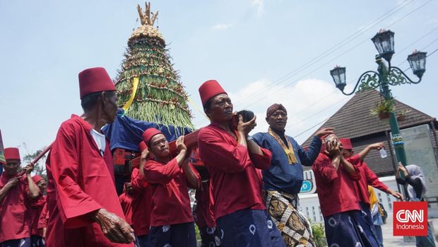 Keraton Yogyakarta menggelar tradisi Grebeg Maulud sebagai salah satu rangkaian Hajad Dalem Sekaten Jimawal 1957 memperingati Hari Kelahiran Nabi Muhammad SAW, Kamis (28/9).