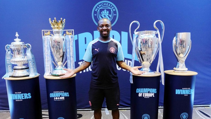 Fans Merapat, Legenda Man City dan Trofi Premier League Mampir di Jakarta Manchester City memboyong empat trofi juara yang diraih pada 2023 ke Jakarta. Selain itu, legenda Manchester City, Shaun Wright-Phillips, juga akan hadir dalam acara ini.