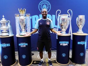 Fans Merapat, Legenda Man City dan Trofi Premier League Mampir di Jakarta Fans Merapat, Legenda Man City dan Trofi Premier League Mampir di Jakarta
