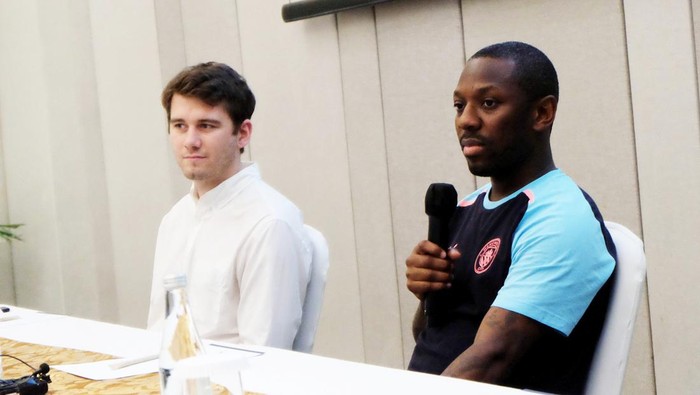 Fans Merapat, Legenda Man City dan Trofi Premier League Mampir di Jakarta Manchester City memboyong empat trofi juara yang diraih pada 2023 ke Jakarta. Selain itu, legenda Manchester City, Shaun Wright-Phillips, juga akan hadir dalam acara ini.