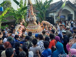 Meriahnya Ampyang Maulid di Loram Kudus, Nasi Kepal-Kerupuk Jadi Rebutan