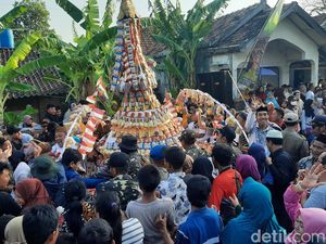 Meriahnya Kirab Ampyang Maulid di Loram Kudus, Nasi Kepel Jadi Rebutan Meriahnya Kirab Ampyang Maulid di Loram Kudus, Nasi Kepel Jadi Rebutan