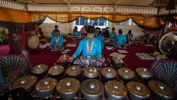 Niyaga atau penabuh gamelan memainkan perangkat gamelan Kanjeng Kyai Nagawilaga di Panggonan Lor, kompleks Masjid Gede Kauman, DI Yogyakarta, Rabu (27/0/2023). Dua perangkat gamelan sekaten Kyai Nagawilaga dan Kanjeng Kyai Guntur Madu ditabuh selama tujuh hari secara bergantian menandai peringatan Maulid Nabi Muhammad SAW. ANTARA FOTO/Hendra Nurdiyansyah/tom.