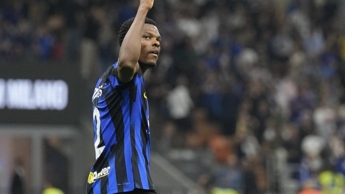 Inter Milan menelan kekalahan pertamanya di Serie A 2023/2024. Sempat unggul duluan di babak pertama, Nerazzurri akhirnya kalah 1-2. Menjamu Sassuolo di Giuseppe Meazza, Kamis (28/9/2023) dini hari WIB.