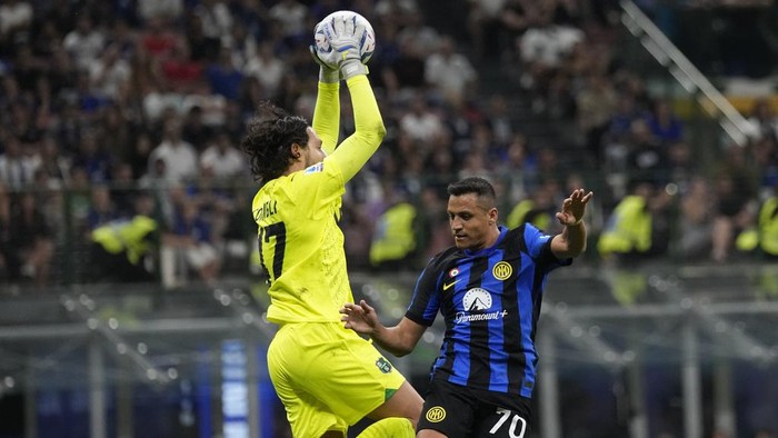 Inter Milan menelan kekalahan pertamanya di Serie A 2023/2024. Sempat unggul duluan di babak pertama, Nerazzurri akhirnya kalah 1-2. Menjamu Sassuolo di Giuseppe Meazza, Kamis (28/9/2023) dini hari WIB.