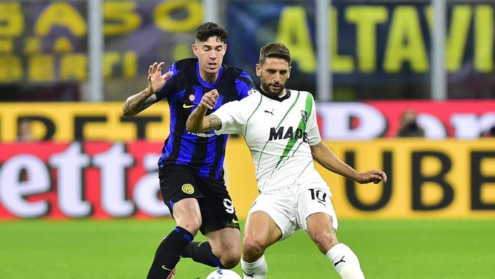 Soccer Football - Serie A - Inter Milan v U.S. Sassuolo - San Siro, Milan, Italy - September 27, 2023 U.S. Sassuolos Domenico Berardi in action with Inter Milans Alessandro Bastoni REUTERS/Massimo Pinca