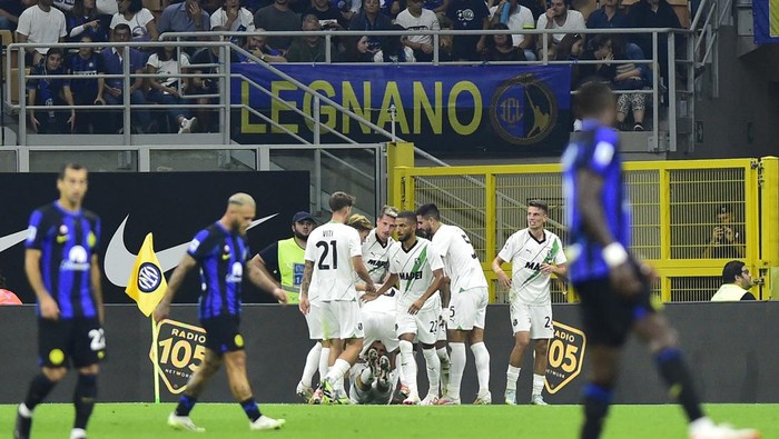 Soccer Football - Serie A - Inter Milan v U.S. Sassuolo - San Siro, Milan, Italy - September 27, 2023 U.S. Sassuolos Nedim Bajrami celebrates scoring their first goal with teammates REUTERS/Massimo Pinca