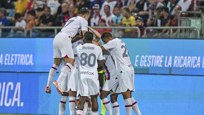Milan players celebrate after Milans Ruben Loftus-Cheek scored their sides third goal of the game during the Serie A soccer match between Cagliari and AC Milan at the Unipol Domus stadium in Cagliari, Italy, Wednesday Sept. 27, 2023. (Gianluca Zuddas/LaPresse via AP)