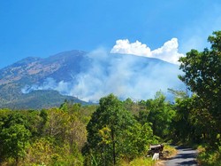 Kebakaran Lereng Gunung Agung Meluas, Nyaris Mustahil Dipadamkan