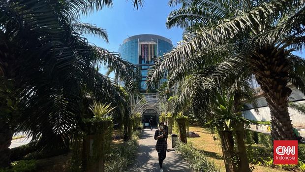 Suasana pusat perbelanjaan Plaza Atrium Senen, Kamis, 28 September 2023. Secara keseluruhan, mal ini memang lebih sepi jika dibandingkan dengan pusat perbelanjaan lain di pusat kota. Kondisi pusat perbelanjaan itu tak bisa dikatakan sepi. Tenant penjual masih ramai, pengunjung pun masih banyak yang datang. (CNN Indonesia/ Adhi Wicaksono)