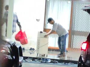 Geledah Rumah Dinas Mentan, KPK Bawa Masuk Mesin Penghitung Uang