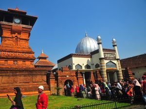 Libur Maulid Nabi, Masjid Menara Kudus Ramai Wisatawan