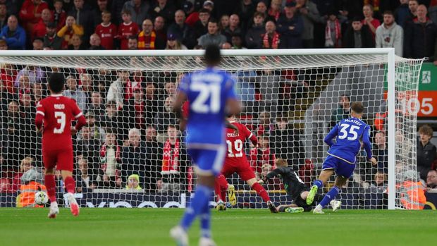 Soccer Football - Carabao Cup - Third Round - Liverpool v Leicester City - Anfield, Liverpool, Britain - September 27, 2023 Leicester City's Kasey McAteer scores their first goal REUTERS/Chris Radburn NO USE WITH UNAUTHORIZED AUDIO, VIDEO, DATA, FIXTURE LISTS, CLUB/LEAGUE LOGOS OR 'LIVE' SERVICES. ONLINE IN-MATCH USE LIMITED TO 45 IMAGES, NO VIDEO EMULATION. NO USE IN BETTING, GAMES OR SINGLE CLUB/LEAGUE/PLAYER PUBLICATIONS.