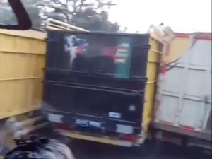 Horor Macet 4 Baris Truk Dempet di Jalan Lintas Batanghari Horor Macet 4 Baris Truk Dempet di Jalan Lintas Batanghari