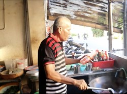 Masakannya Mantul! 5 Mantan Chef Resto China Ini Kini Buka Warung Kaki Lima