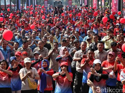 Potret Pemecahan Rekor MURI Meraba Nadi Sendiri di Indonesia Heart Walk 2023