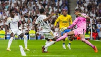 Real Madrid menjamu Las Palmas di Santiago Bernabeu pada laga lanjutan LaLiga, Kamis (28/9). Tuan rumah tampil dominan awal laga.  
