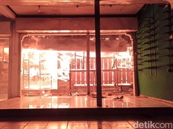 Paniknya Pedagang Pasar Slogohimo Evakuasi Perkakas di Tengah Kebakaran