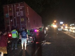 Pasutri Tewas Usai Tabrak Truk Kontainer di Singosari