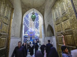 Potret Umat Muslim Irak Kumpul di Masjid Peringati Maulid Nabi