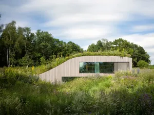 Unik Banget! Sebagian Rumah Ini Ada di bawah Tanah