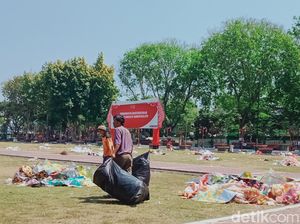 Duh! Sampah Berserakan di Alun-alun Klaten Duh! Sampah Berserakan di Alun-alun Klaten