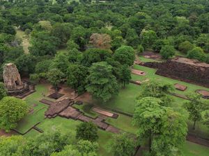 Masuk ke Situs UNESCO, Kota Kuno Thailand Malah Dipanjat-panjat Turis