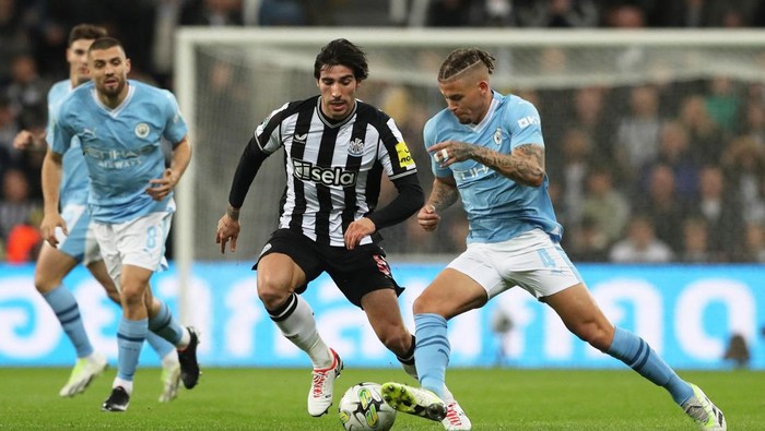 Soccer Football - Carabao Cup - Third Round - Newcastle United v Manchester City - St James Park, Newcastle, Britain - September 27, 2023 Manchester Citys Kalvin Phillips in action with Newcastle Uniteds Sandro Tonali REUTERS/Scott Heppell NO USE WITH UNAUTHORIZED AUDIO, VIDEO, DATA, FIXTURE LISTS, CLUB/LEAGUE LOGOS OR LIVE SERVICES. ONLINE IN-MATCH USE LIMITED TO 45 IMAGES, NO VIDEO EMULATION. NO USE IN BETTING, GAMES OR SINGLE CLUB/LEAGUE/PLAYER PUBLICATIONS.