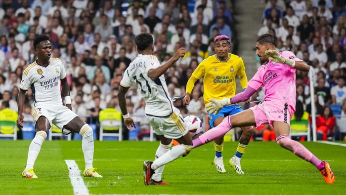 Real Madrids Rodrygo, center, challenges Las Palmas goalkeeper Alvaro Valles, right, during a Spanish La Liga soccer match between Real Madrid and Las Palmas, at Santiago Bernabeu stadium, in Madrid, Wednesday, Sept. 27, 2023. (AP Photo/Manu Fernandez)