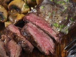 Bikin Geram! Ibu Ini Beri Makan Steak Bayinya yang Berusia 6 Bulan